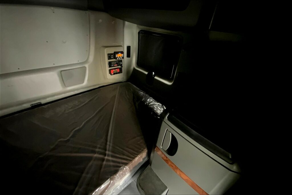 2022 CUM LT625 6×4 Sleeper