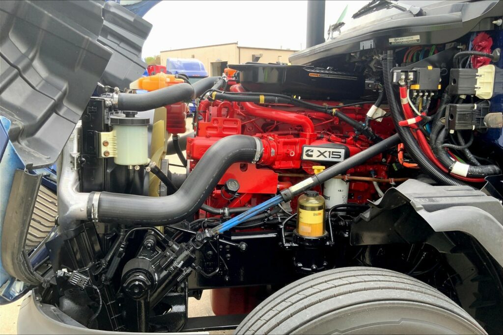 2022 CUM LT625 6×4 Sleeper