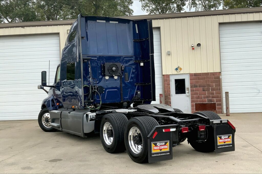 2022 CUM LT625 6×4 Sleeper