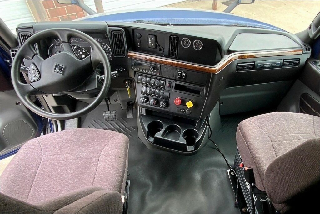 2022 CUM LT625 6×4 Sleeper