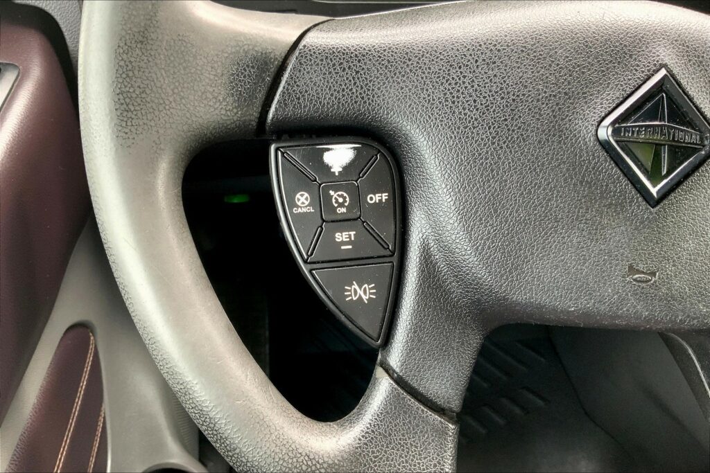 2022 CUM LT625 6×4 Sleeper