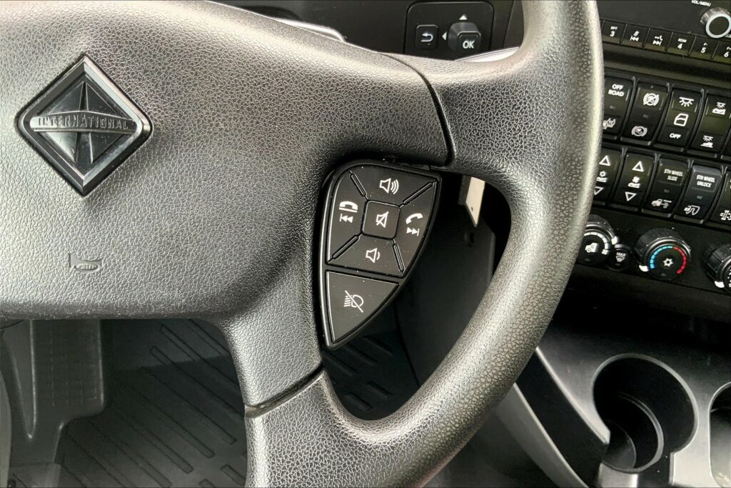 2022 CUM LT625 6×4 Sleeper