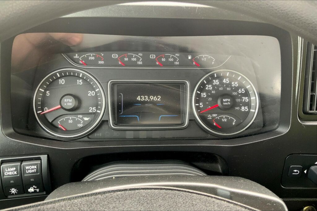 2022 CUM LT625 6×4 Sleeper