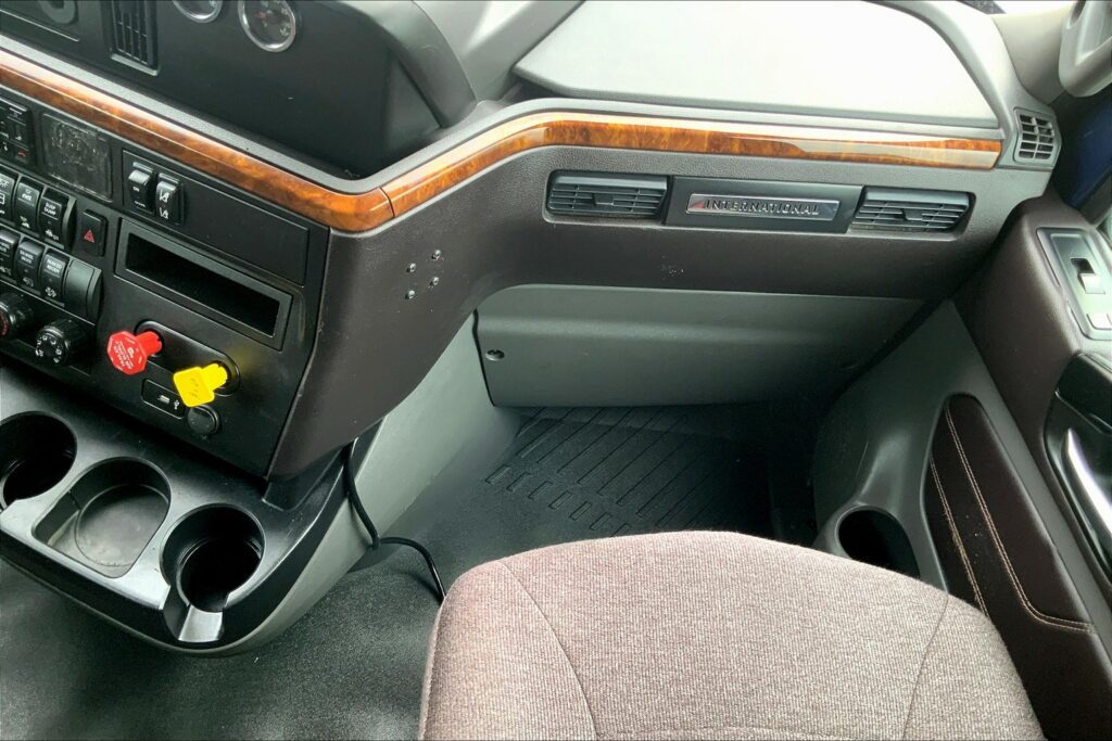 2022 CUM LT625 6×4 Sleeper