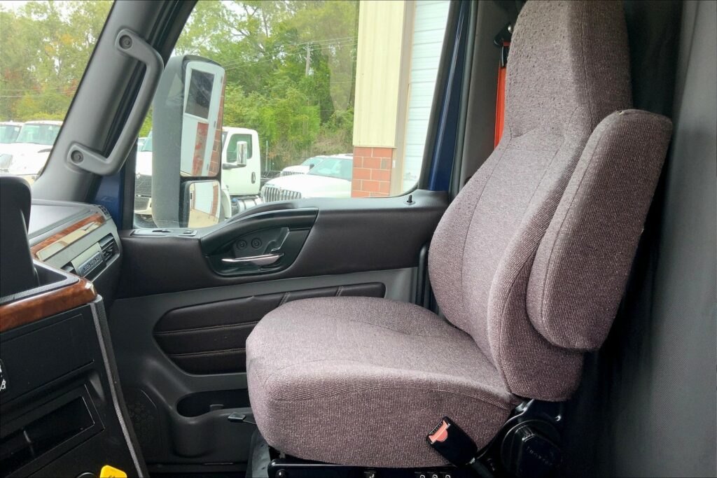 2022 CUM LT625 6×4 Sleeper