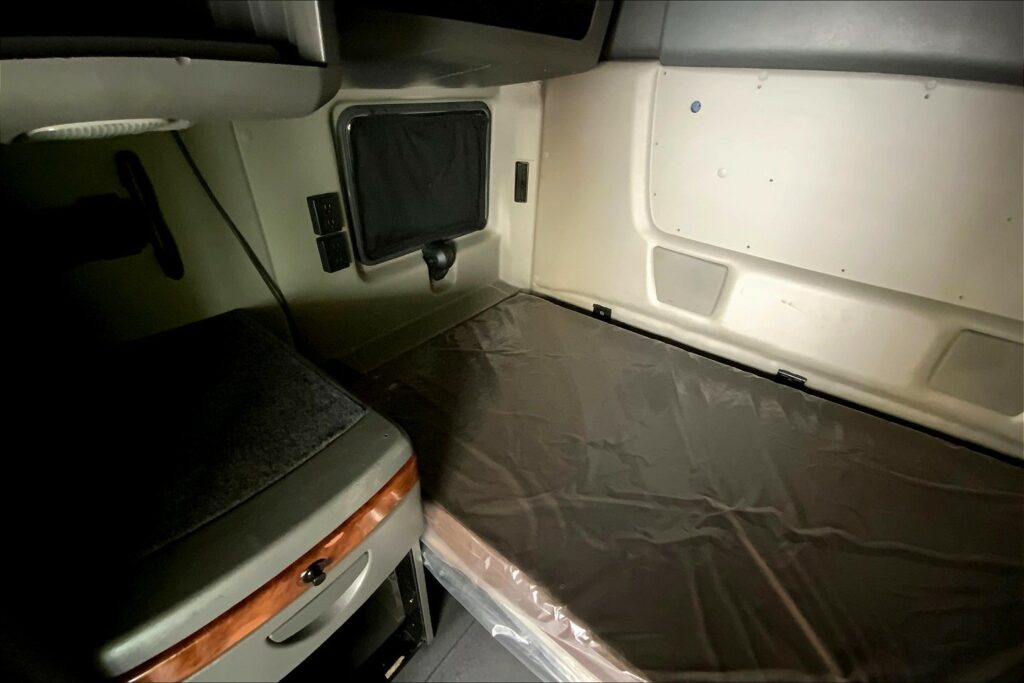 2022 CUM LT625 6×4 Sleeper