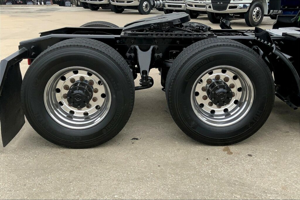 2022 CUM LT625 6×4 Sleeper