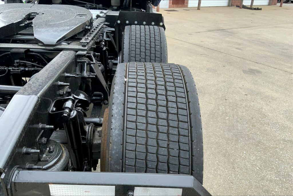 2022 CUM LT625 6×4 Sleeper