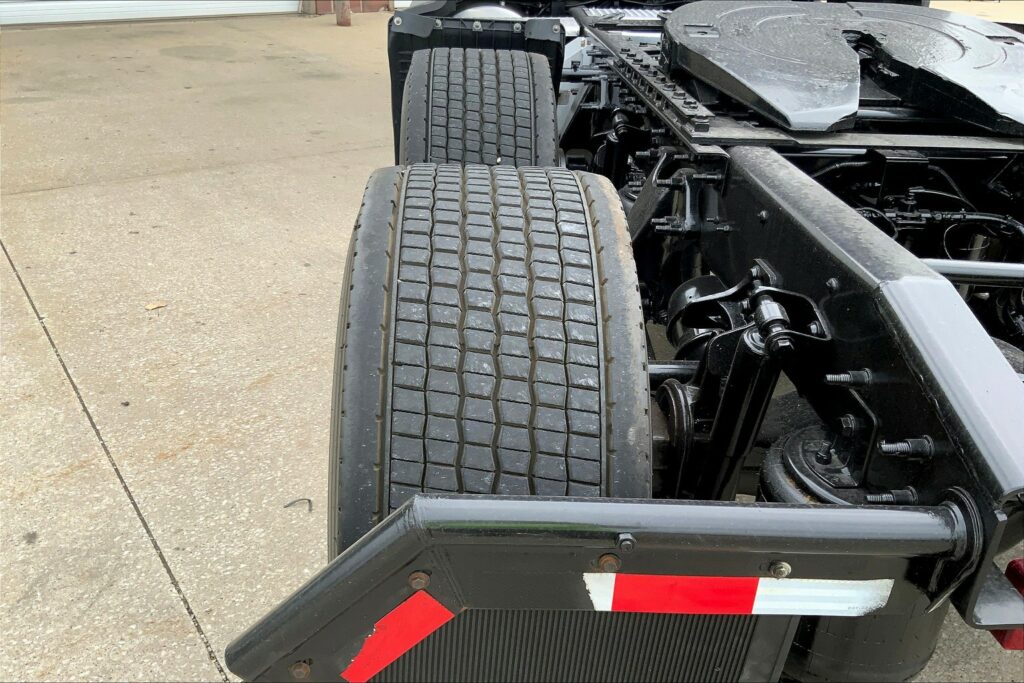 2022 CUM LT625 6×4 Sleeper