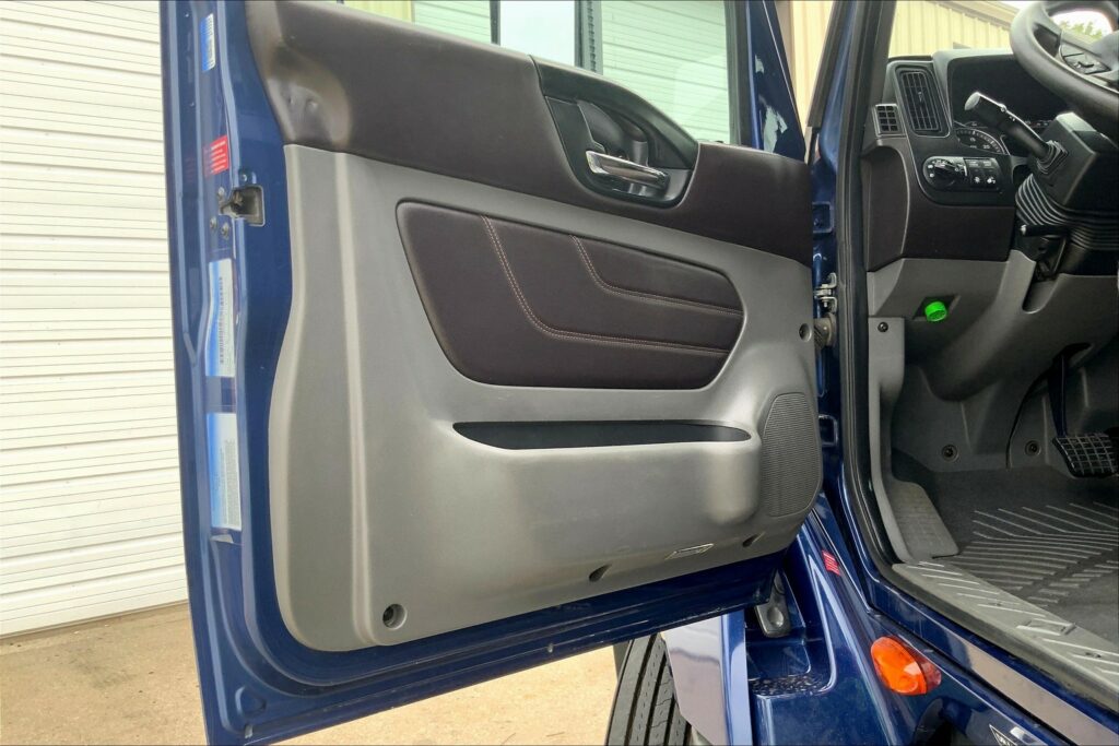 2022 CUM LT625 6×4 Sleeper