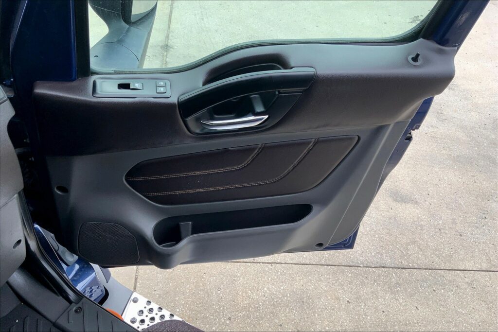 2022 CUM LT625 6×4 Sleeper