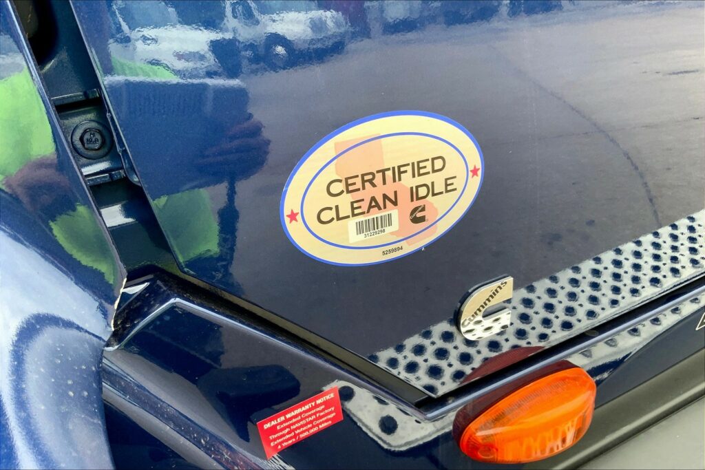 2022 CUM LT625 6×4 Sleeper