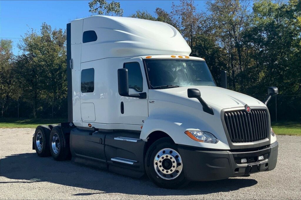 2021 CUM LT625 6×4 Sleeper