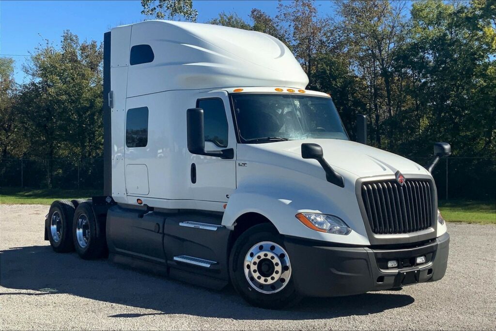 2021 CUM LT625 6×4 Sleeper