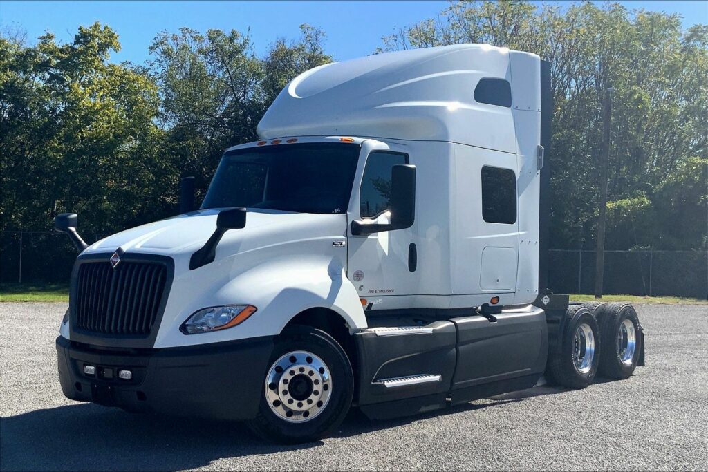 2021 CUM LT625 6×4 Sleeper