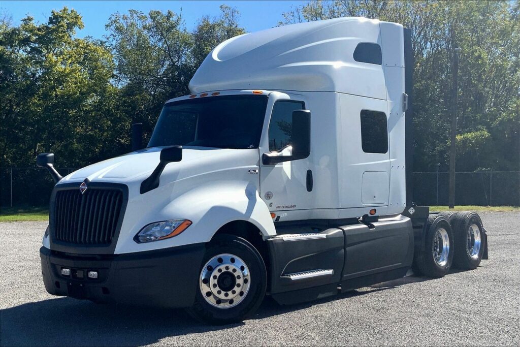 2021 CUM LT625 6×4 Sleeper