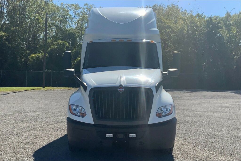 2021 CUM LT625 6×4 Sleeper