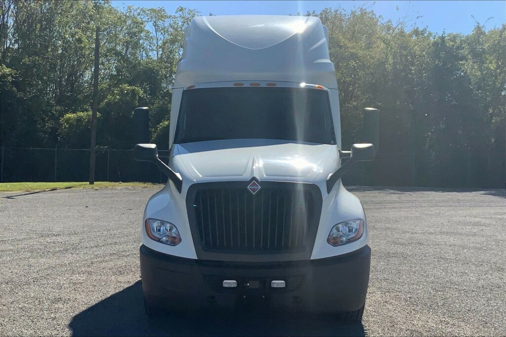 2021 CUM LT625 6×4 Sleeper