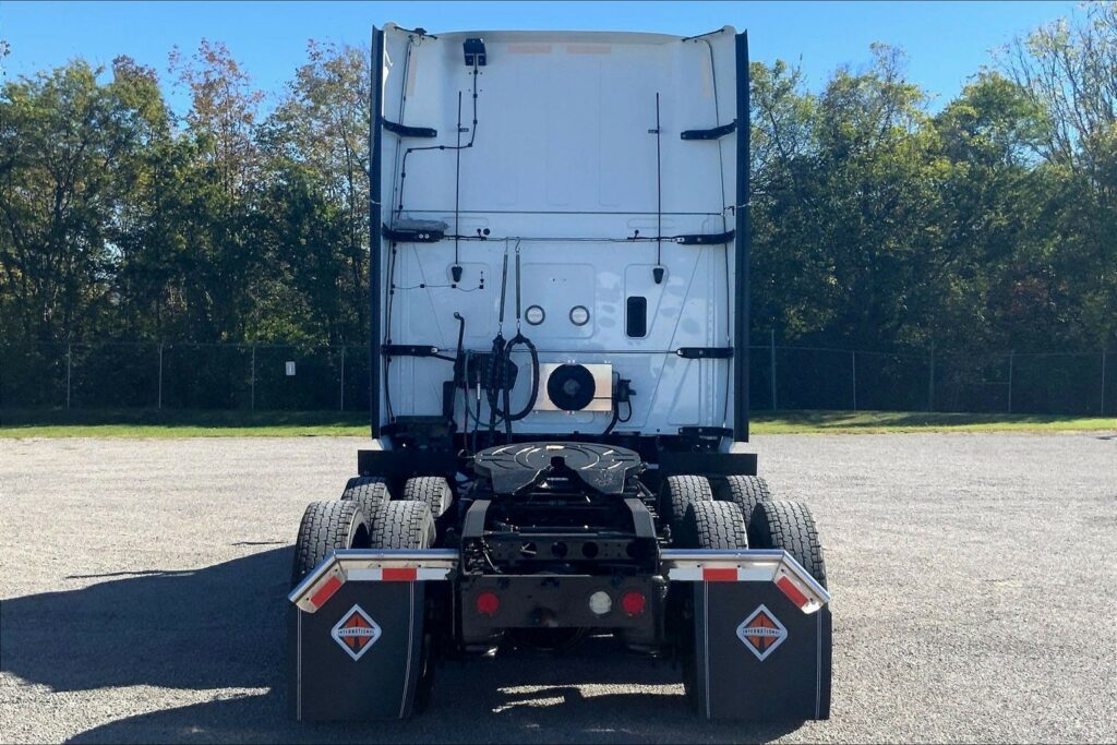 2021 CUM LT625 6×4 Sleeper