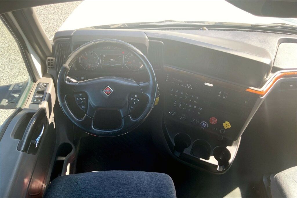 2021 CUM LT625 6×4 Sleeper