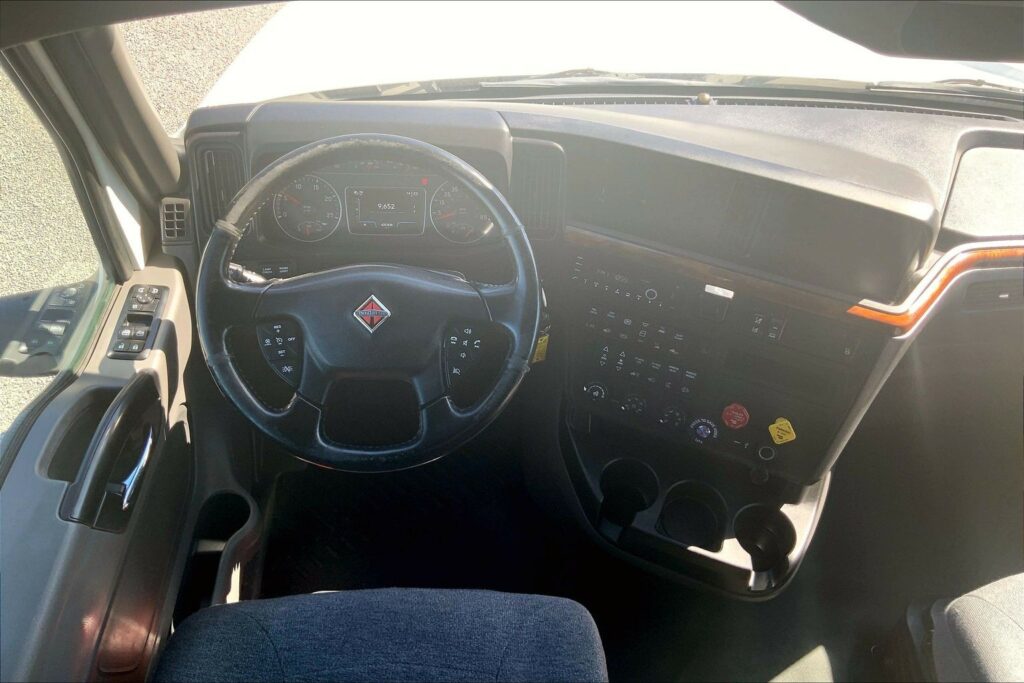 2021 CUM LT625 6×4 Sleeper