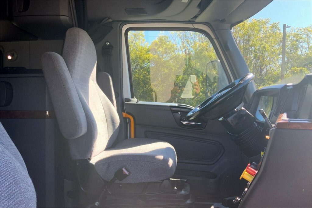 2021 CUM LT625 6×4 Sleeper