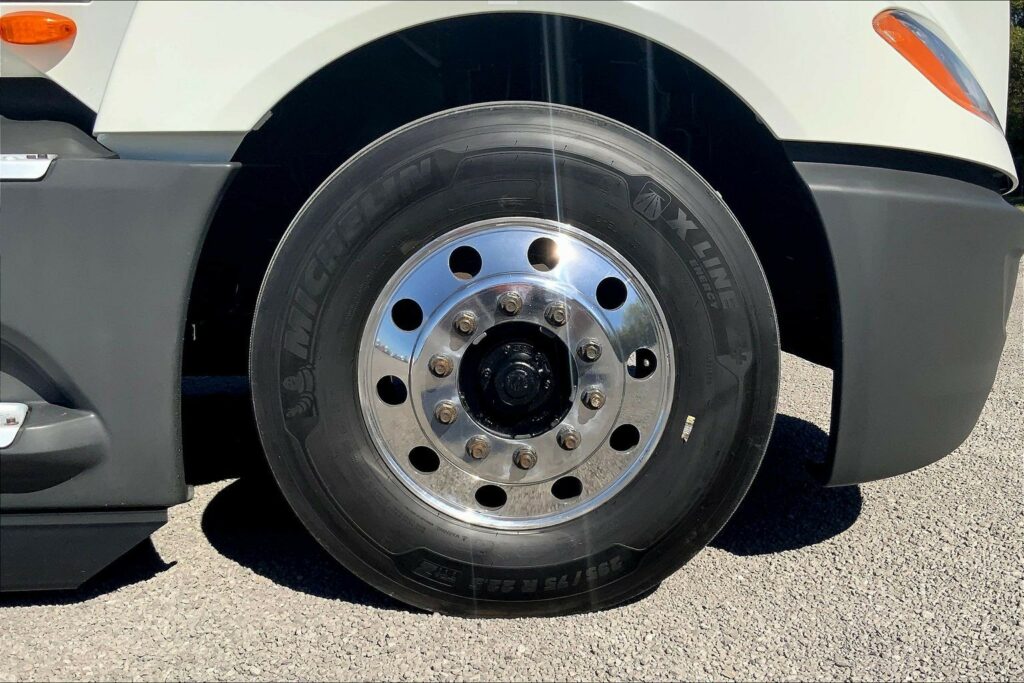 2021 CUM LT625 6×4 Sleeper