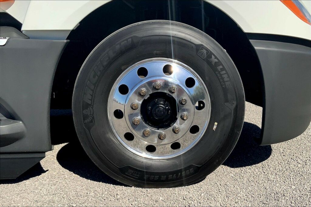 2021 CUM LT625 6×4 Sleeper