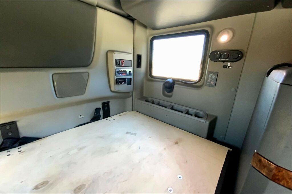 2021 CUM LT625 6×4 Sleeper