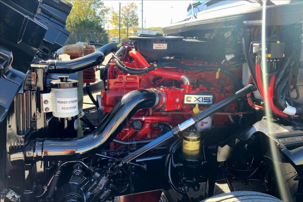 2021 CUM LT625 6×4 Sleeper