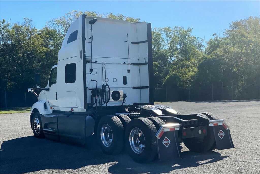 2021 CUM LT625 6×4 Sleeper