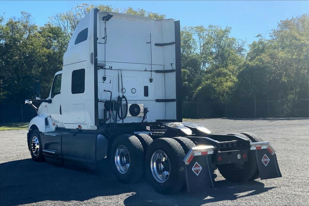 2021 CUM LT625 6×4 Sleeper