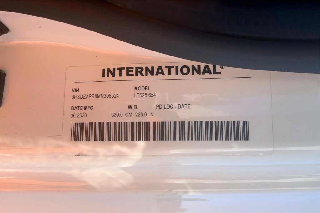 2021 CUM LT625 6×4 Sleeper