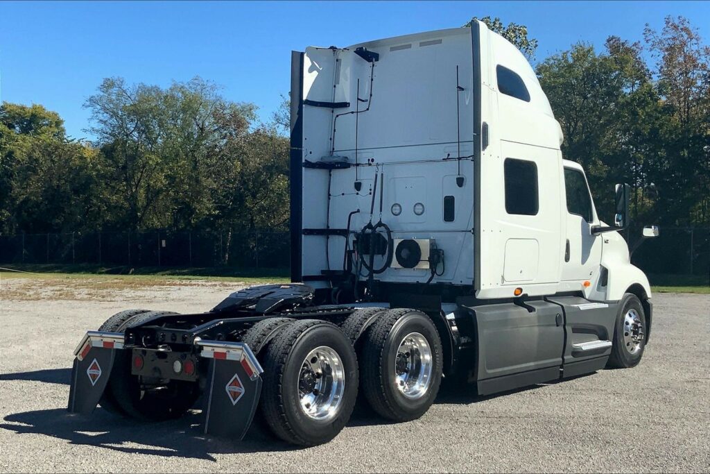 2021 CUM LT625 6×4 Sleeper