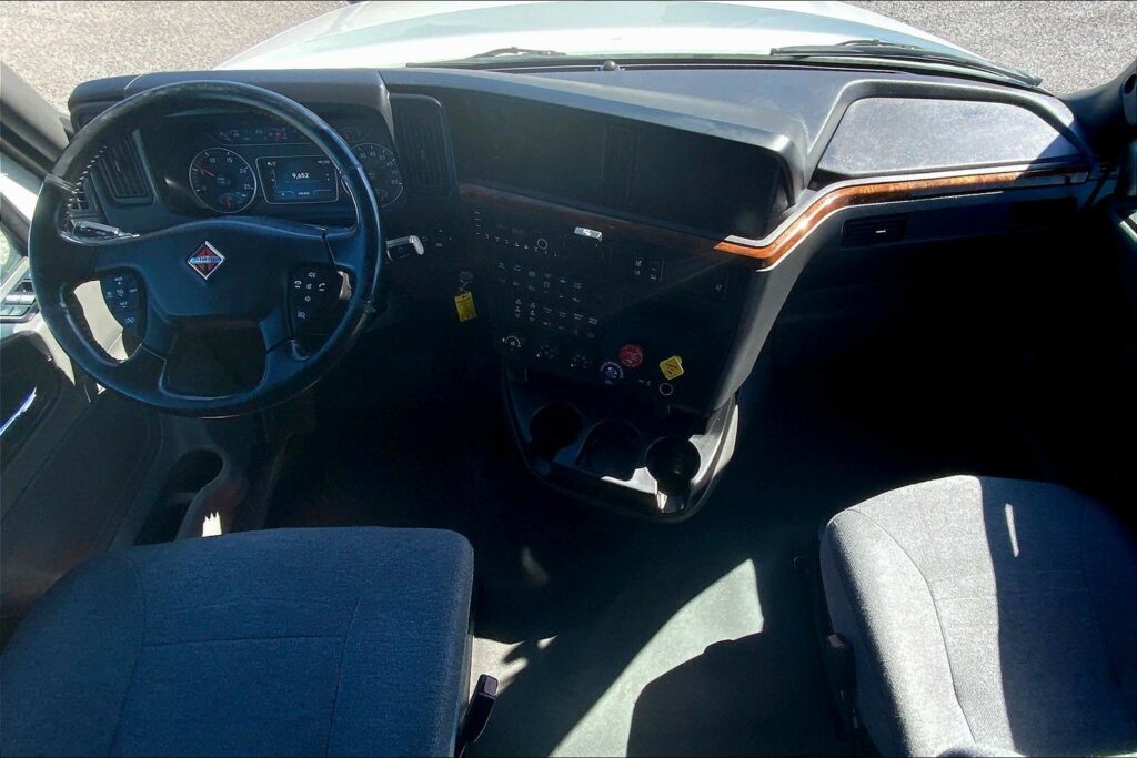 2021 CUM LT625 6×4 Sleeper