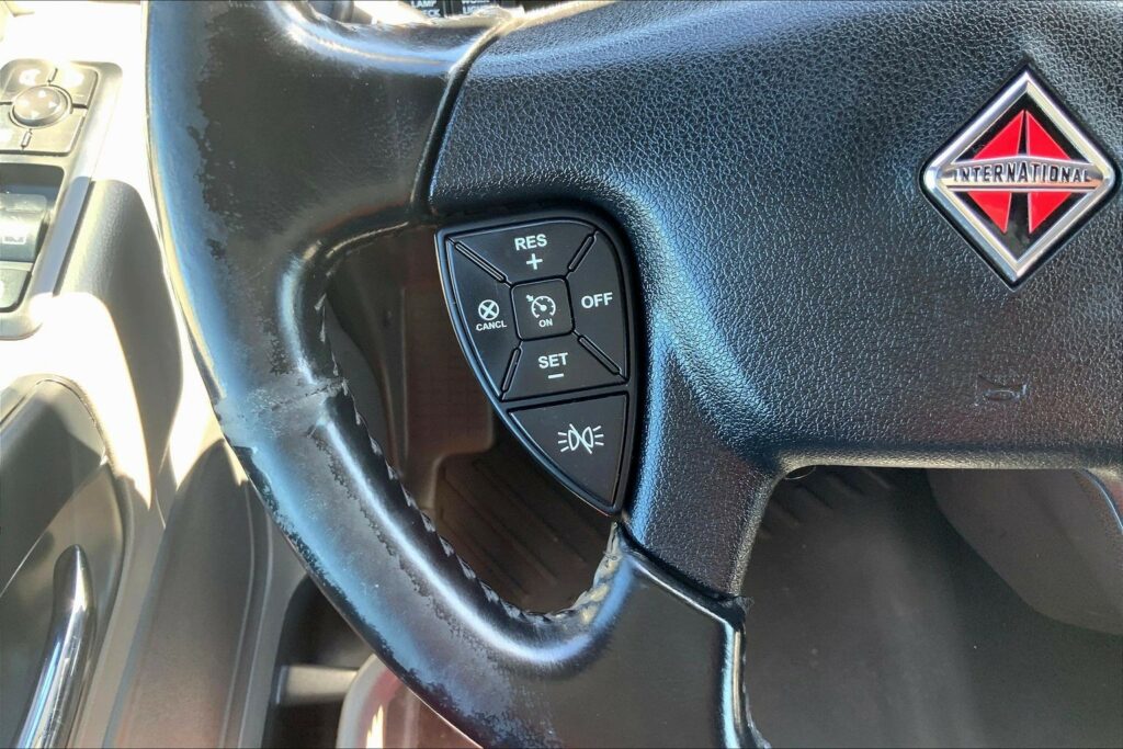 2021 CUM LT625 6×4 Sleeper