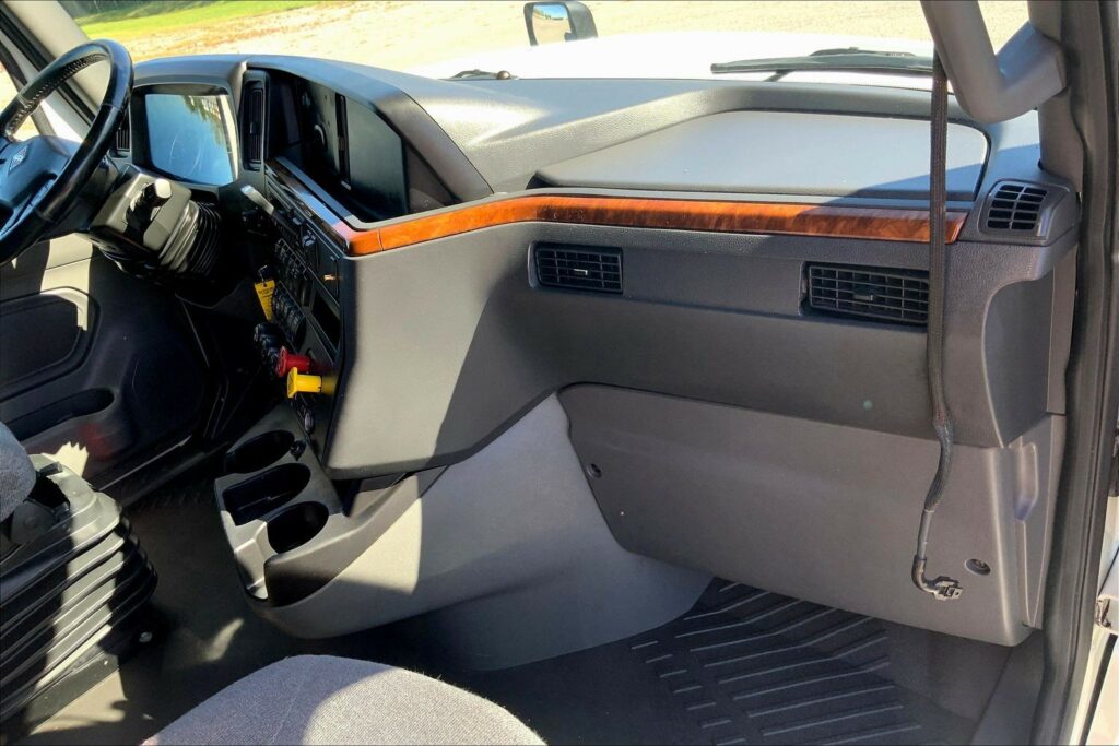 2021 CUM LT625 6×4 Sleeper