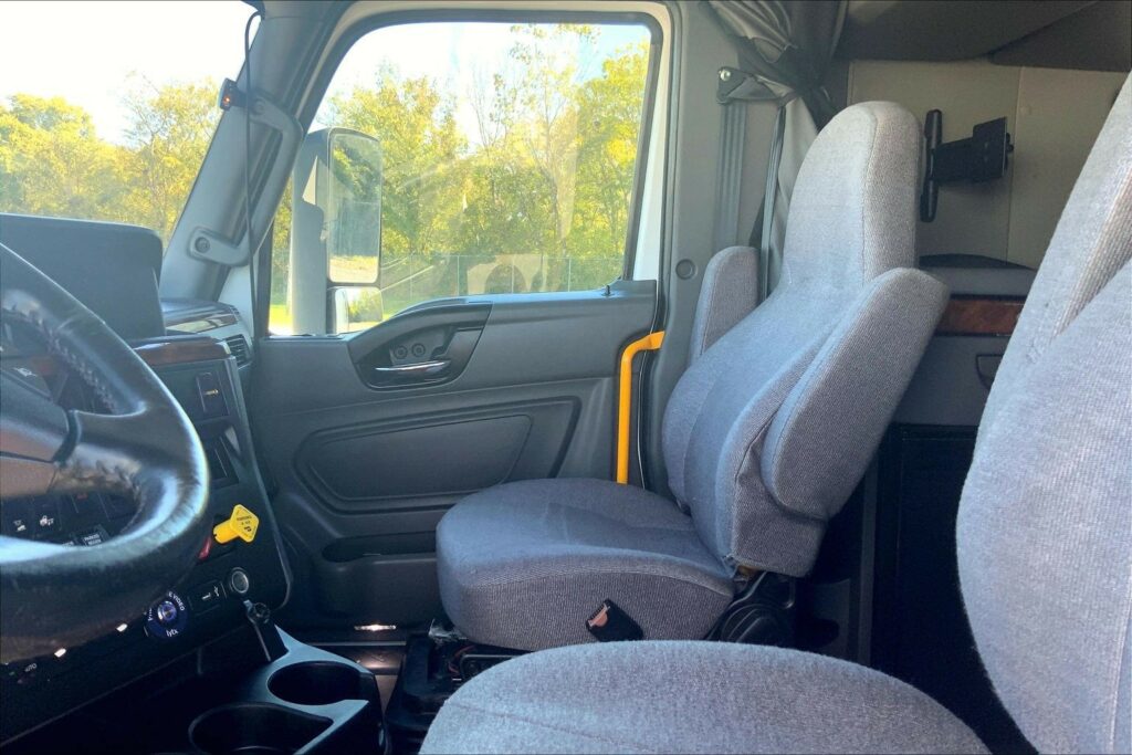 2021 CUM LT625 6×4 Sleeper