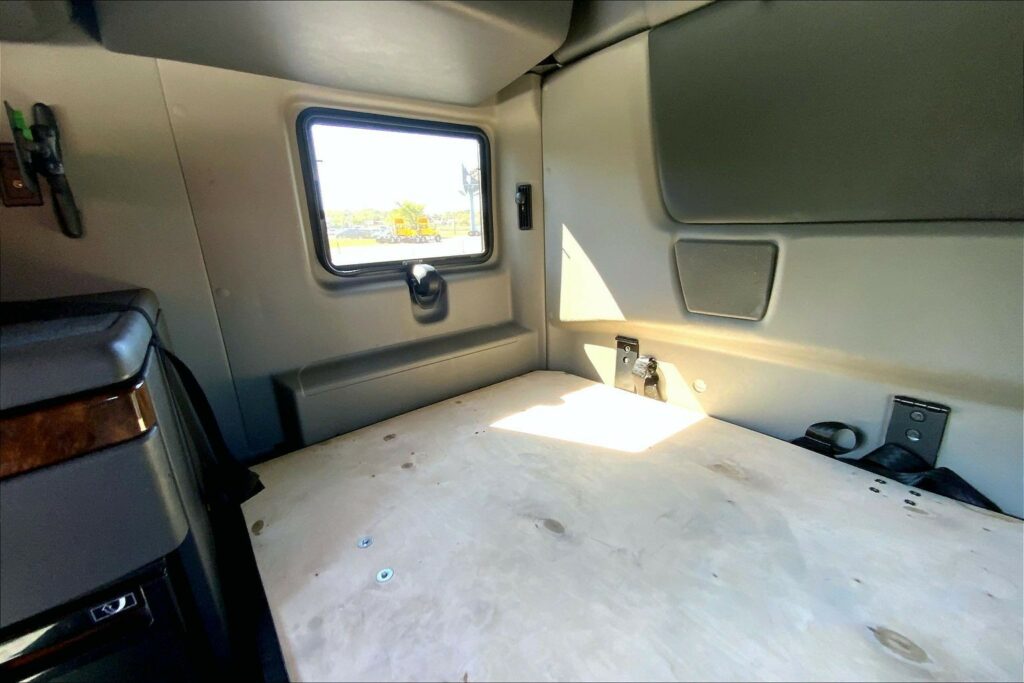 2021 CUM LT625 6×4 Sleeper