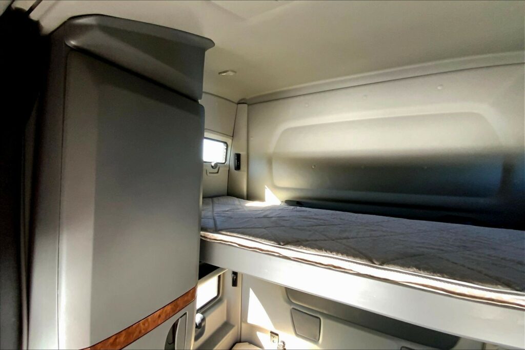 2021 CUM LT625 6×4 Sleeper