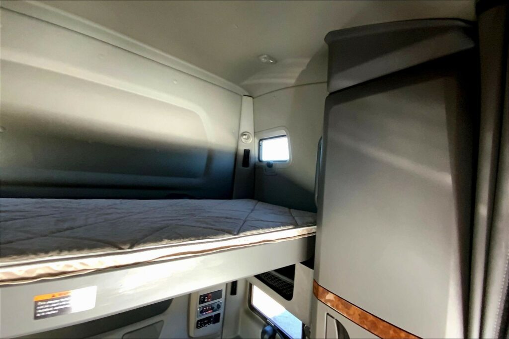 2021 CUM LT625 6×4 Sleeper