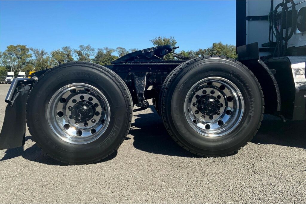 2021 CUM LT625 6×4 Sleeper