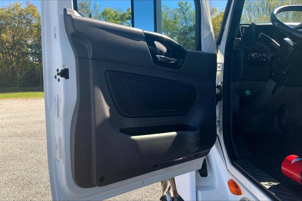 2021 CUM LT625 6×4 Sleeper