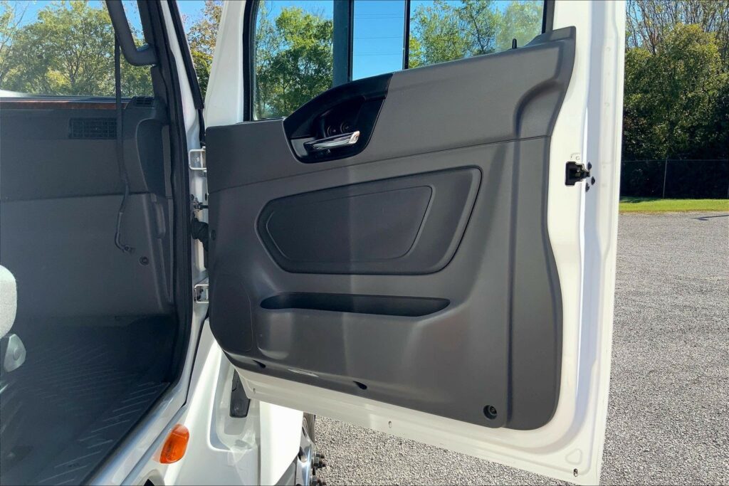 2021 CUM LT625 6×4 Sleeper