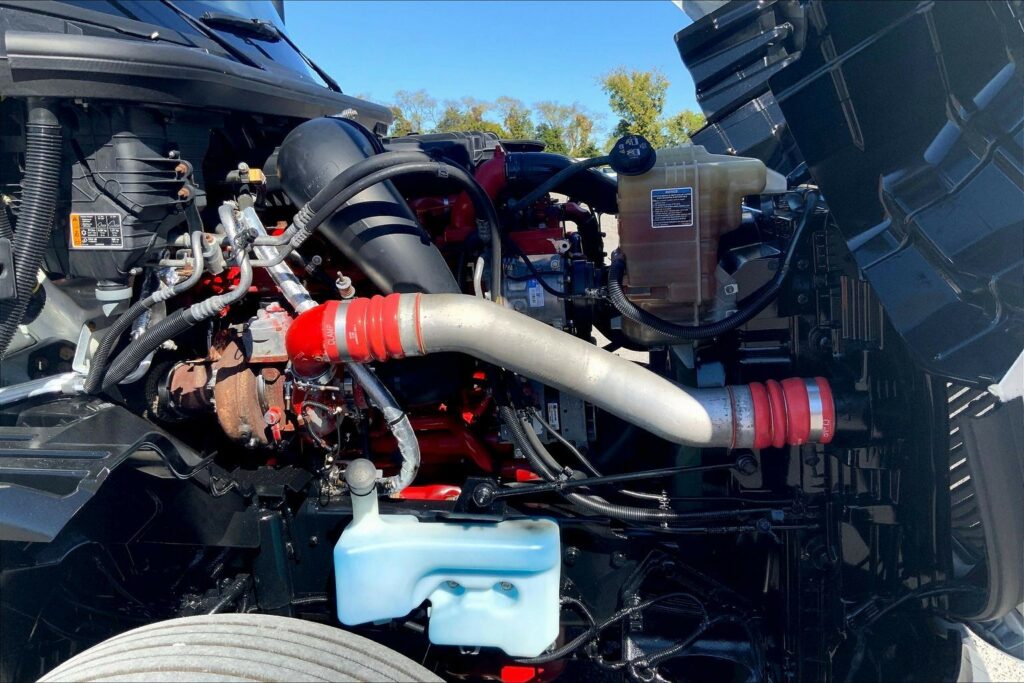 2021 CUM LT625 6×4 Sleeper