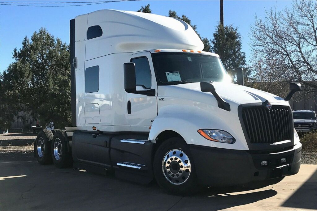 2021 CUM LT625 6×4 Sleeper