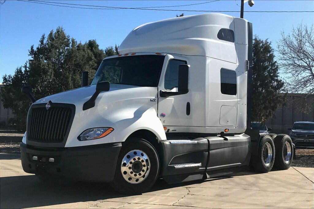 2021 CUM LT625 6×4 Sleeper