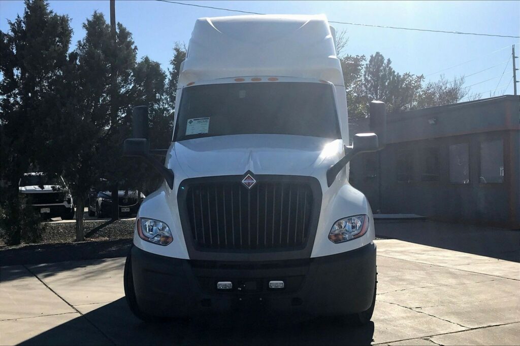 2021 CUM LT625 6×4 Sleeper