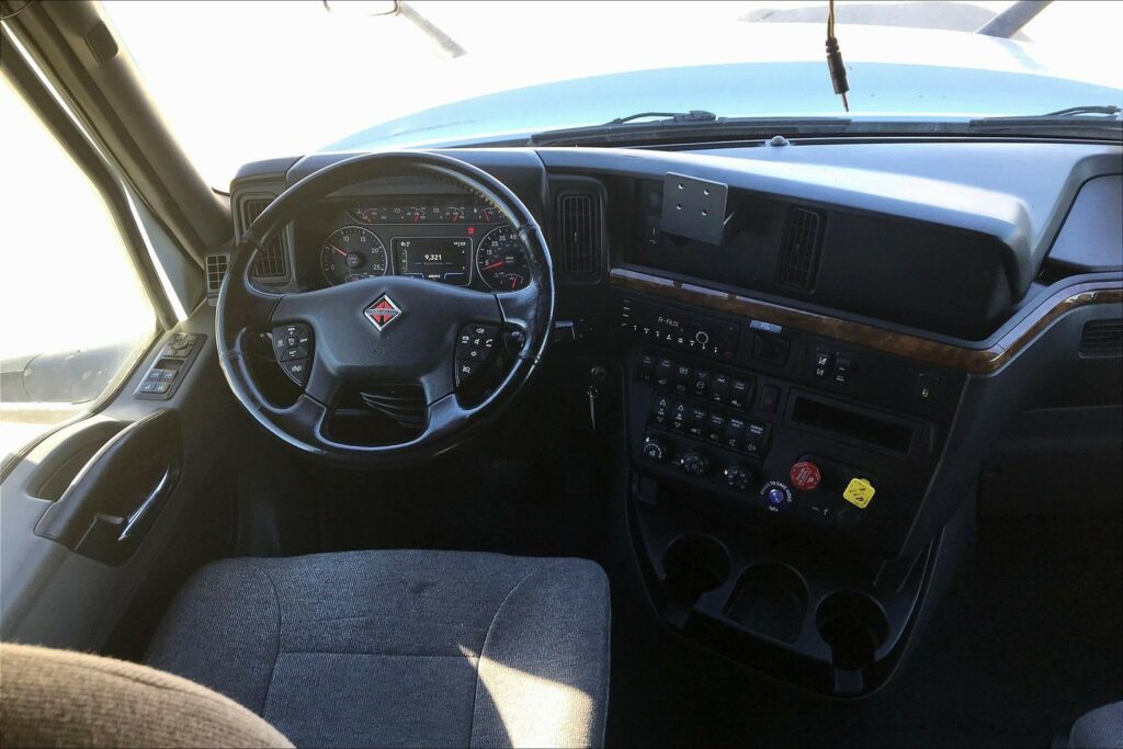 2021 CUM LT625 6×4 Sleeper