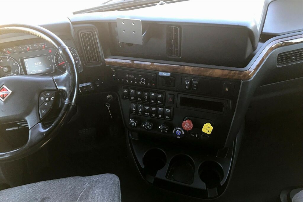 2021 CUM LT625 6×4 Sleeper